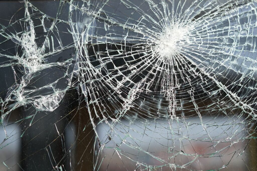 Zersplittertes Sicherheitsglas mit Bruchstruktur – Symbolbild für Glasreparatur und Schadensbehebung in Kobenz