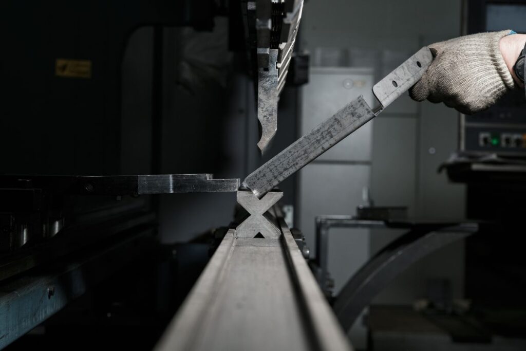 CNC-gesteuerte Metallbearbeitung mit Spannvorrichtung – Beispiel für präzise Spezialanfertigung aus Metall in der Steiermark