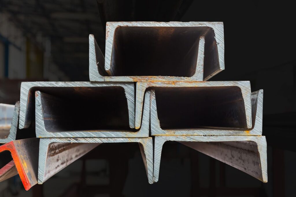 Profilansicht gestapelter Stahlträger – Sortimentbeispiel für Halbzeuge aus Stahl und Aluminium im Stahlhandel Steiermark