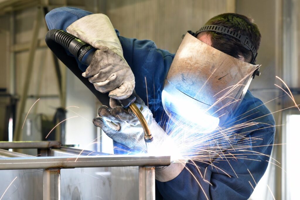 Schweißer bei der Bearbeitung einer Stahlkonstruktion mit Funkenflug – Symbolbild für abgeschlossene Projekte im Metallbau in der Steiermark