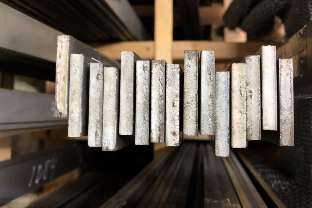 Reihenweise eingelagerte Metallprofile – Darstellung der Lagerhaltung und Fertigungsbereitschaft bei Stahlbau Murtal